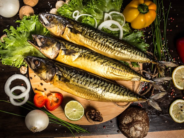 Скумбрия холодного копчения с головой 