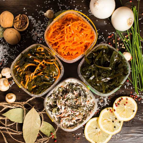 Салат из морской капусты с крабовыми палочками 